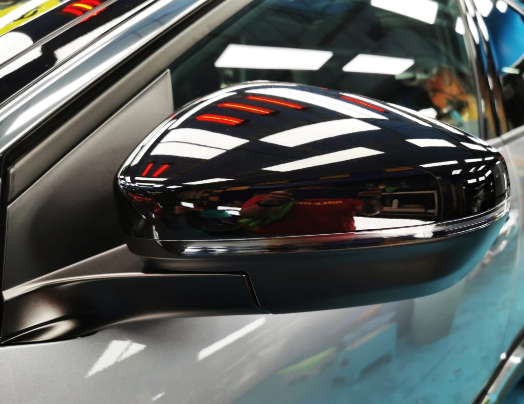 Side panel of the Peugeot 3008 with the titanium finish locked in.