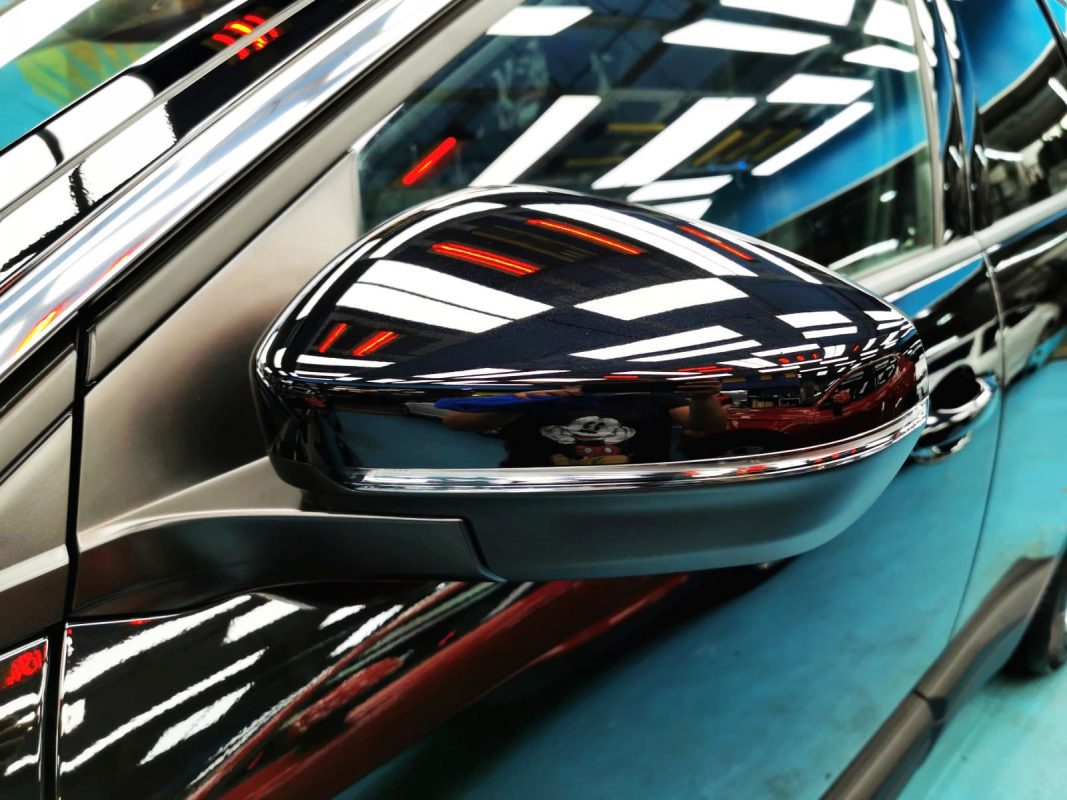 Side panel of the 3008 with the titanium finish locked in.