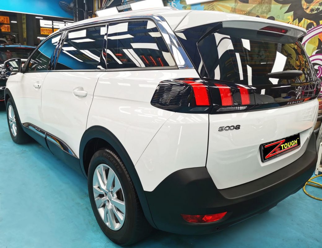 Side panel of the Peugeot 5008 with the ceramic finish locked in.