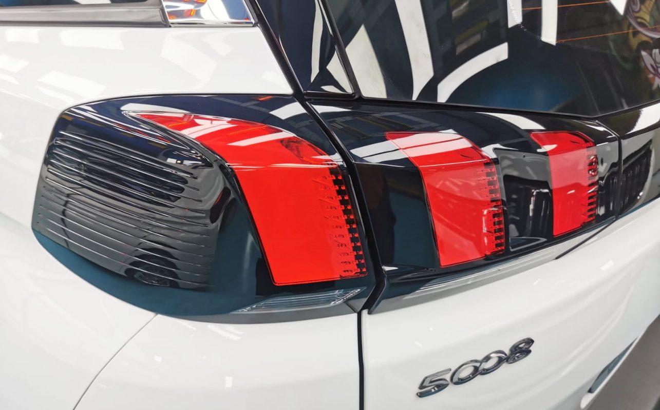 Front three-quarter view of the Peugeot 5008 after coating.