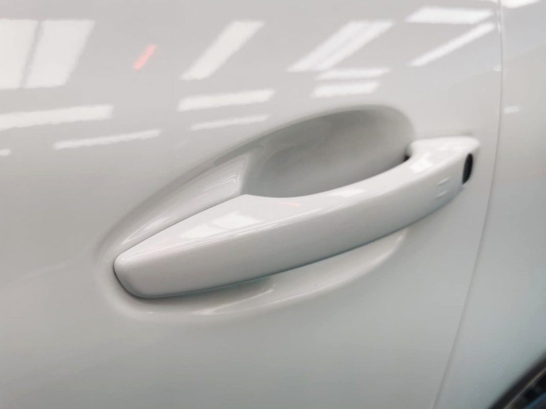 The coated bonnet of the Peugeot 5008 under workshop lighting.