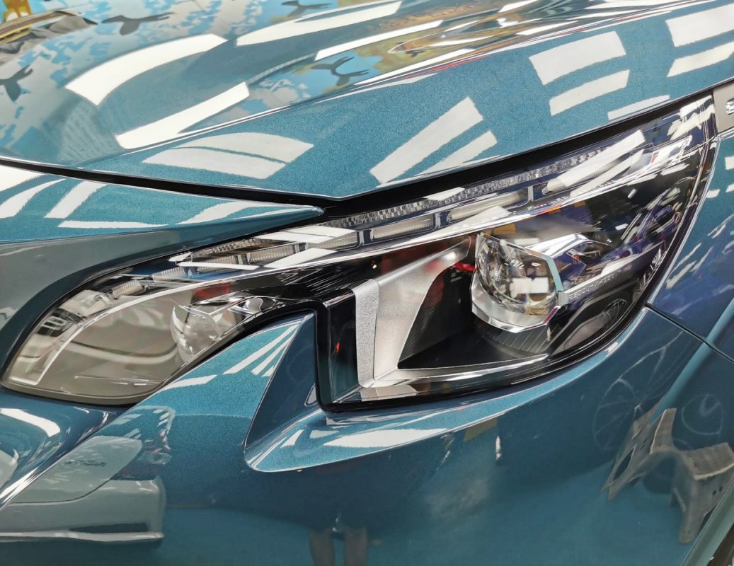 The 5008's coated paintwork showing clean reflections.