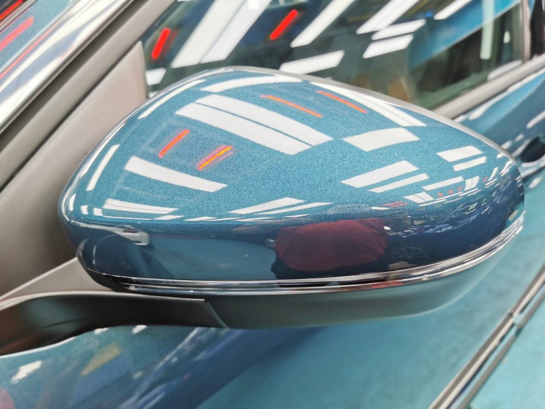Side panel of the Peugeot 5008 with the titanium finish locked in.