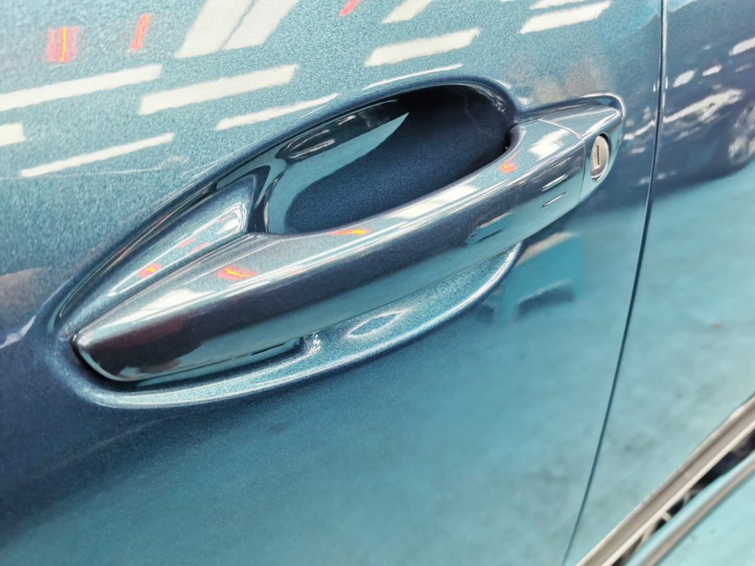 Front three-quarter view of the Peugeot 5008 after coating.