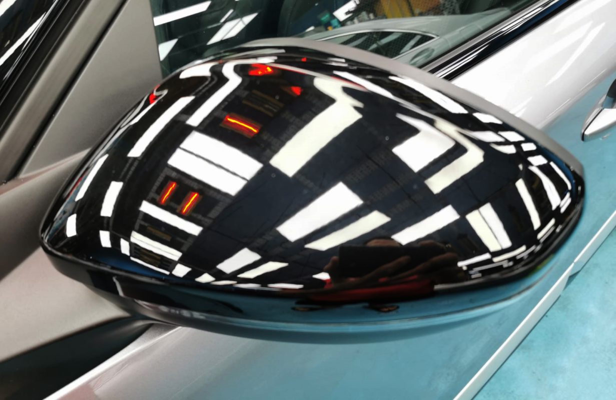 Side panel of the Peugeot e-2008 GT with the ceramic finish locked in.