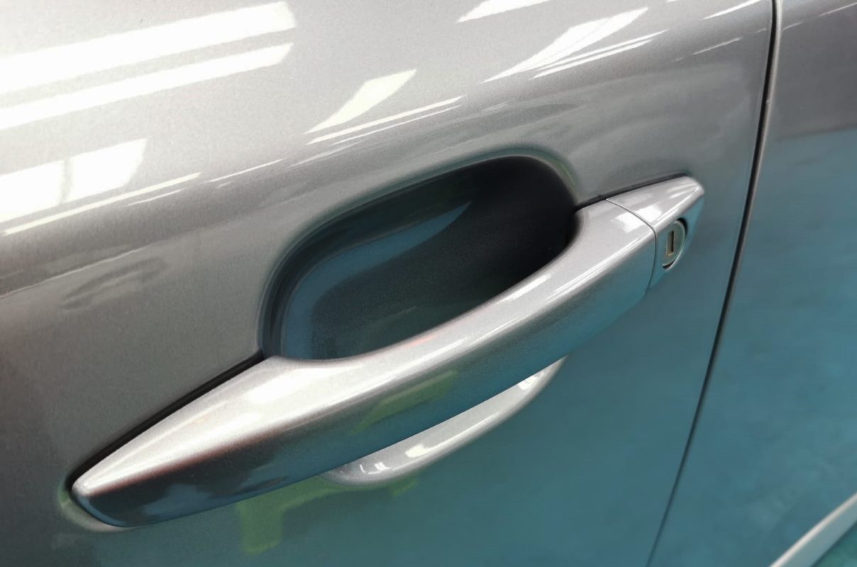 Front three-quarter view of the Peugeot e-2008 GT after coating.