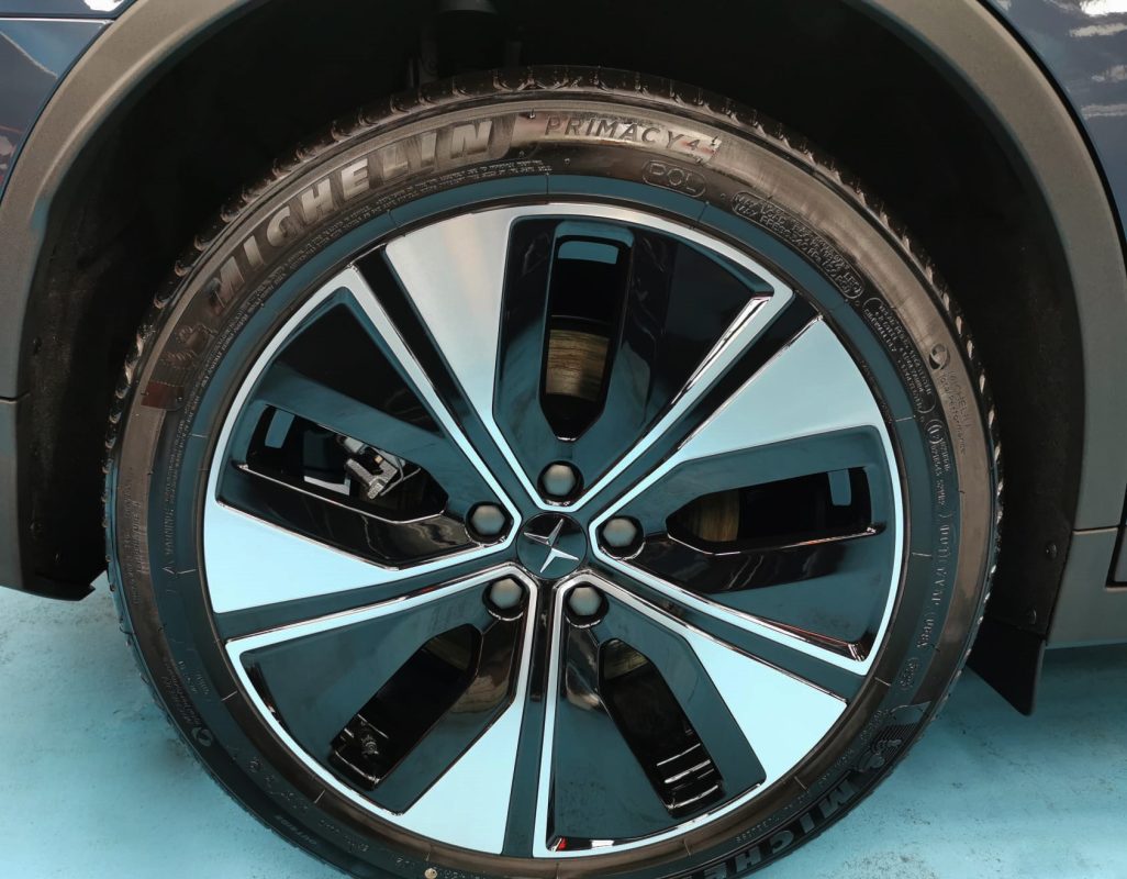 Wheel and panel edge detail on the coated Polestar 2.