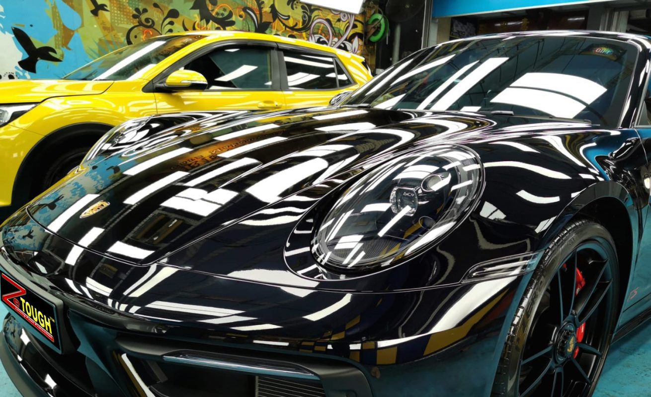 Side view of the Porsche 911 Carrera after the ceramic coating.