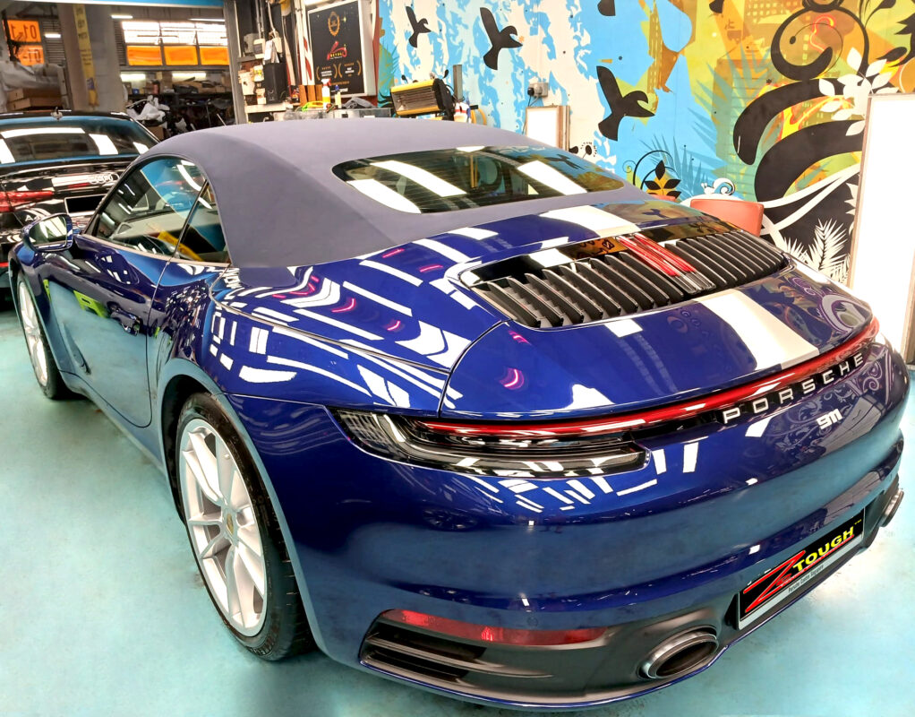 Side panel of the Porsche 911 Carrera with the deep gloss.