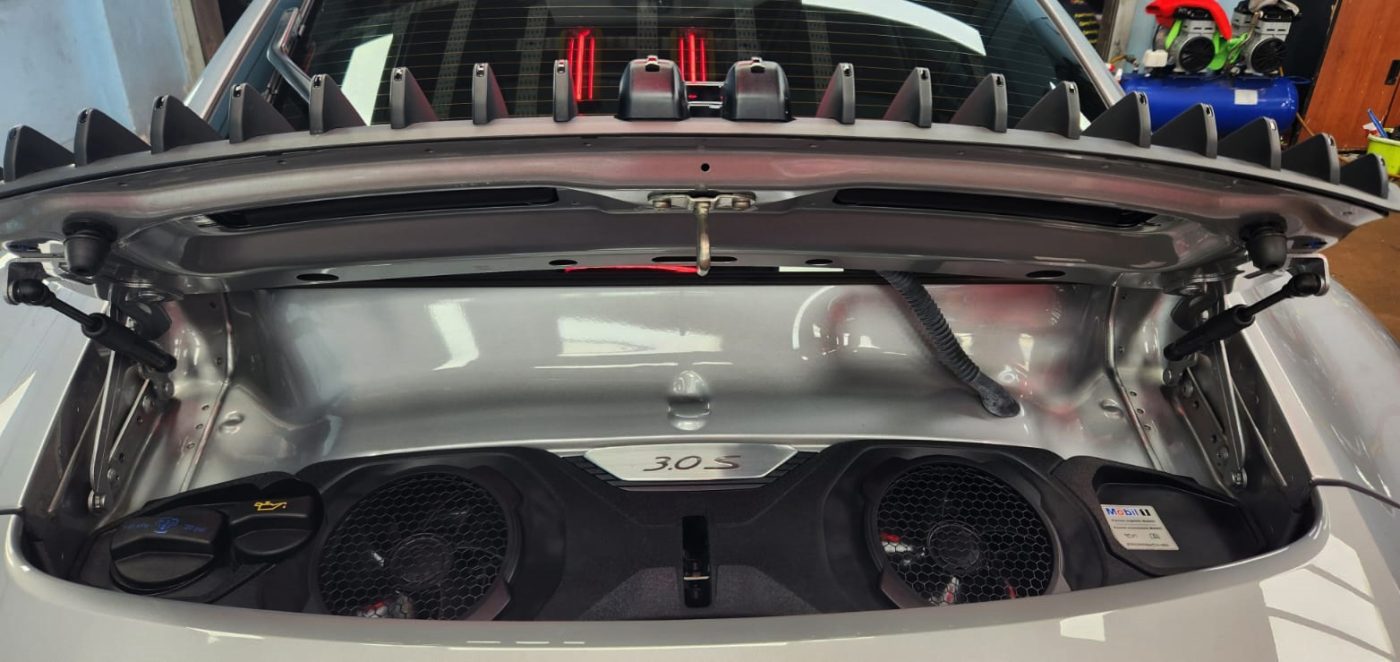 Detail of the Porsche 911 Panamera's bodywork sealed with ZeTough Ceramic.