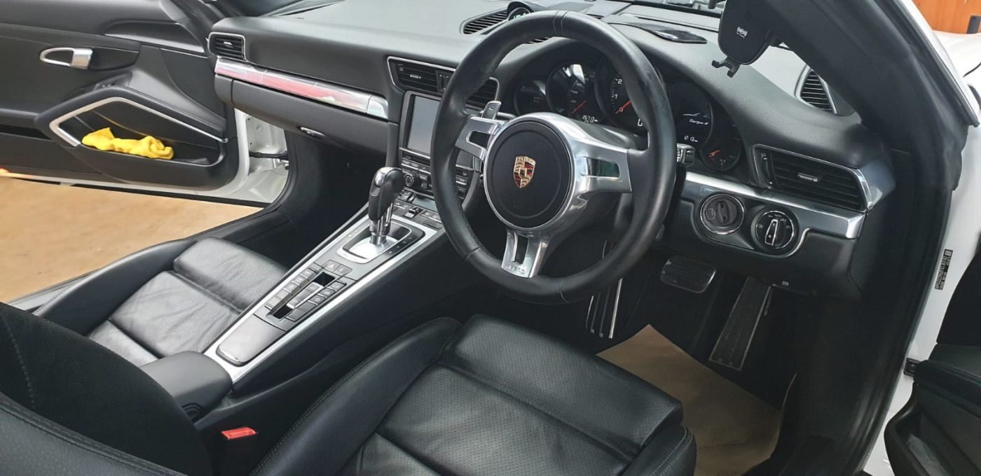 Detail of the Porsche 911 Targa's bodywork sealed with ZeTough Titanium.