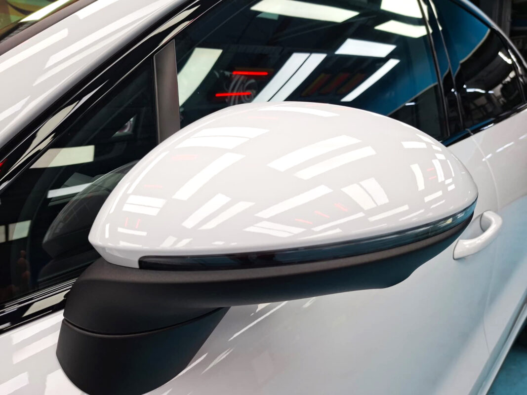 Detail of the Porsche Cayenne's bodywork sealed with ZeTough Titanium.