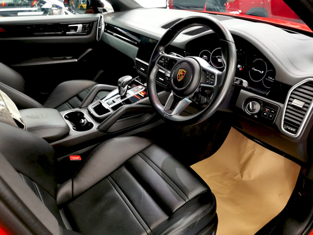 Detail of the body of the Cayenne with the ceramic finish.