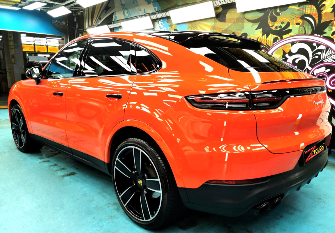 Side panel of the Porsche Cayenne with the deep gloss.