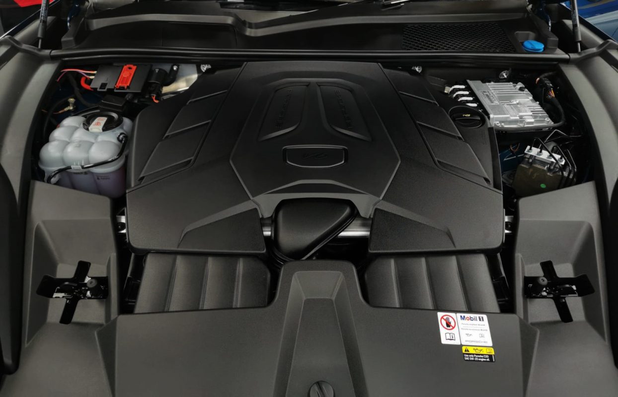 Detail of the Porsche Cayenne's bodywork sealed with ZeTough Ceramic.