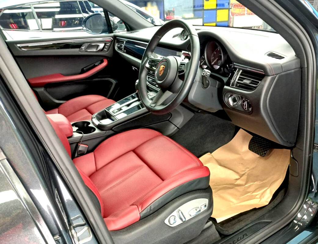 Detail of the body of the Macan with the titanium finish.