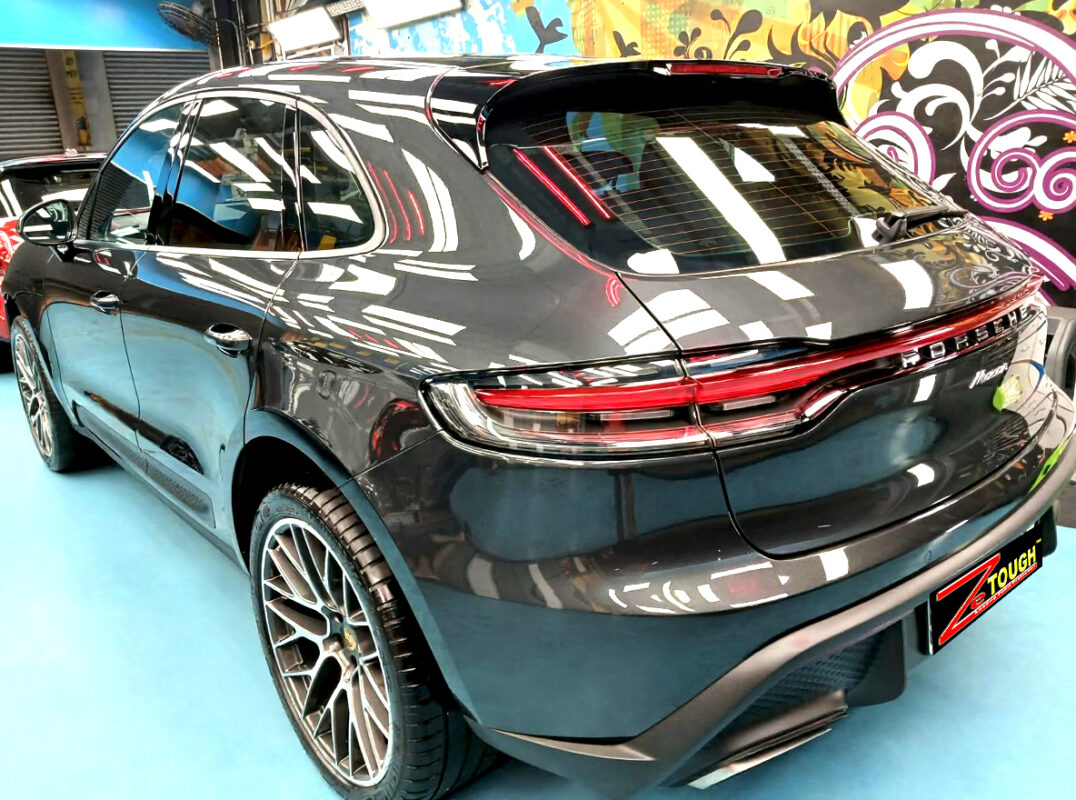 Side panel of the Porsche Macan with the deep gloss.