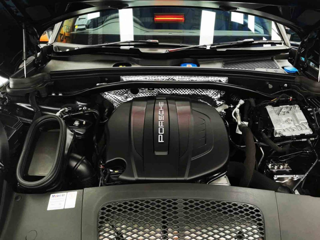 Detail of the Porsche Macan's bodywork sealed with ZeTough Ceramic.