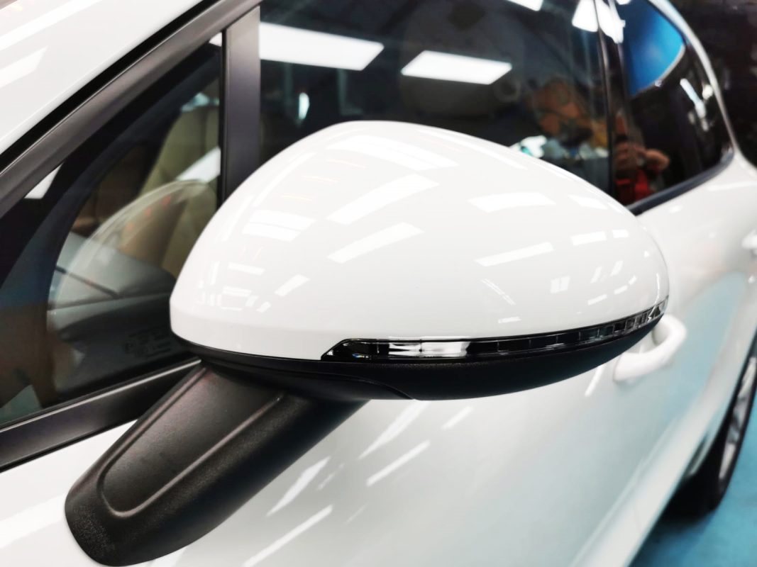 Side panel of the Macan II with the titanium finish locked in.