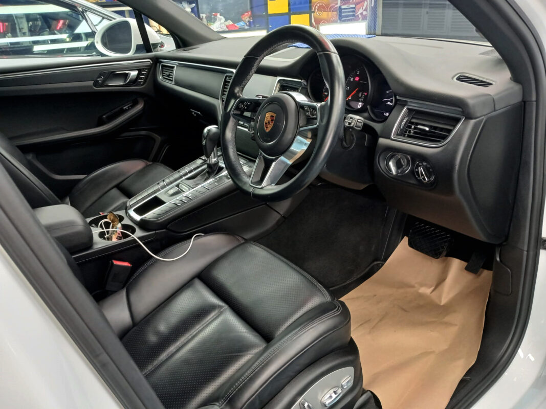 Detail of the body of the Macan with the ceramic finish.