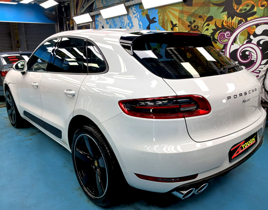 Side panel of the Porsche Macan with the deep gloss.