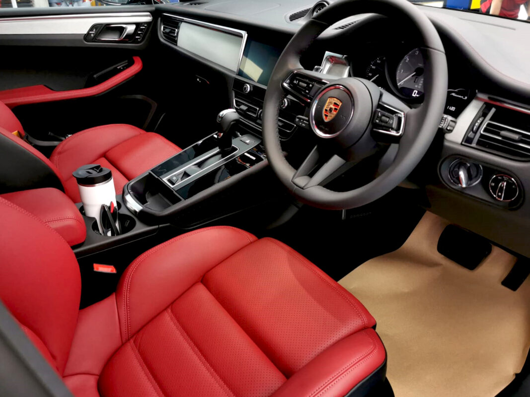 Detail of the body of the Macan S with the titanium finish.