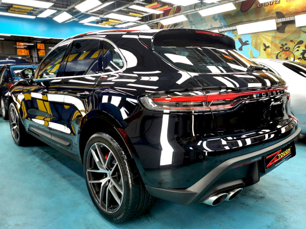 Side panel of the Porsche Macan S with the deep gloss.
