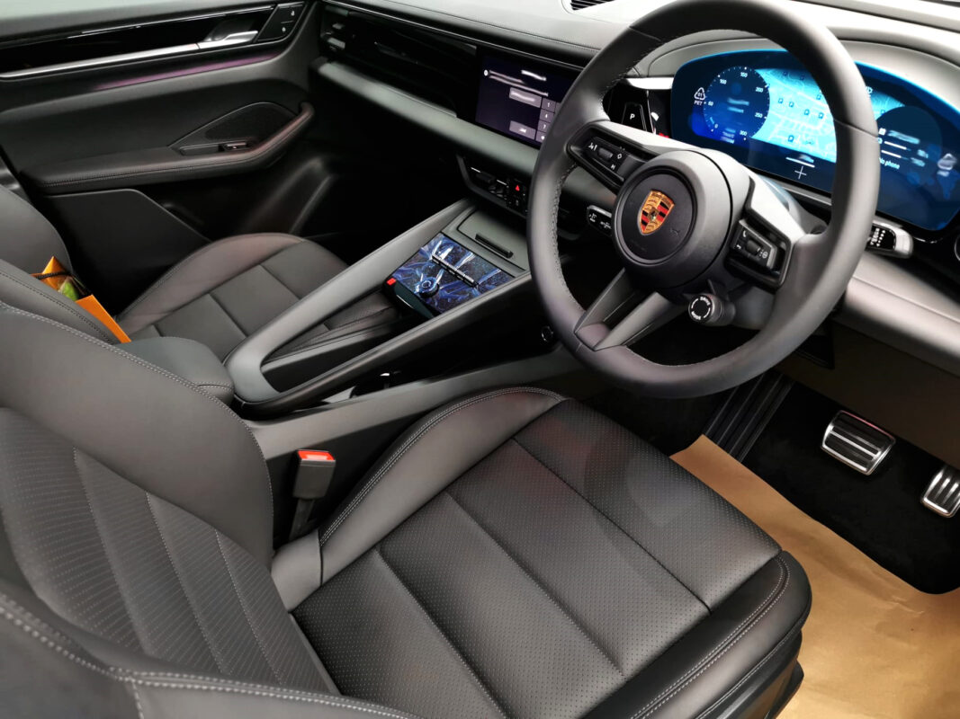 Detail of the body of the Macan 4 with the titanium finish.