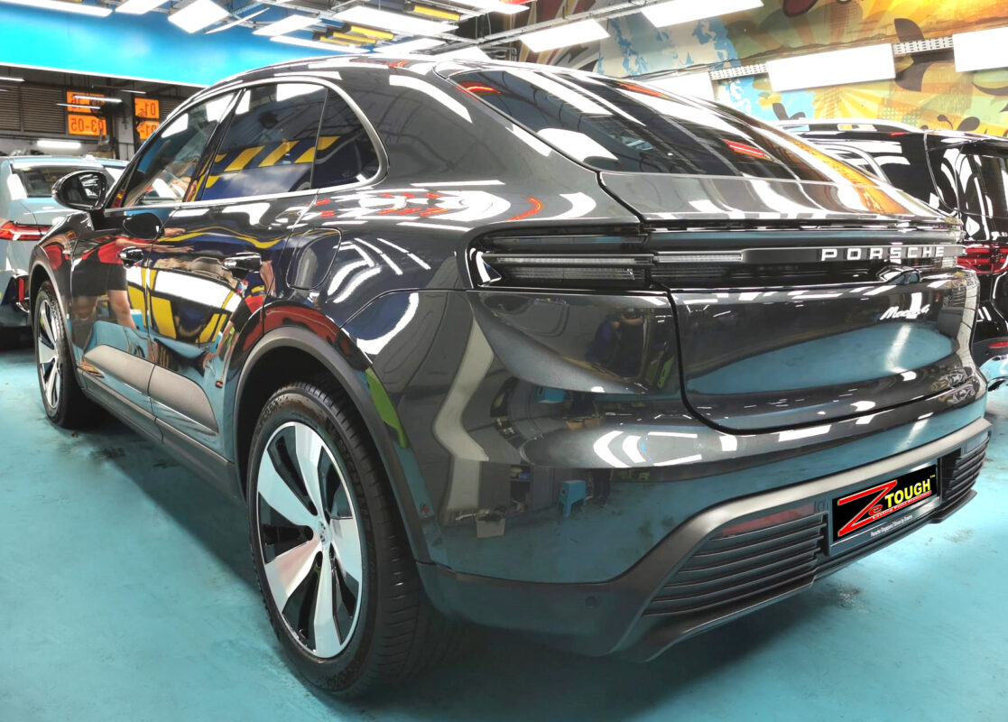 Side panel of the Porsche Macan 4 with the deep gloss.