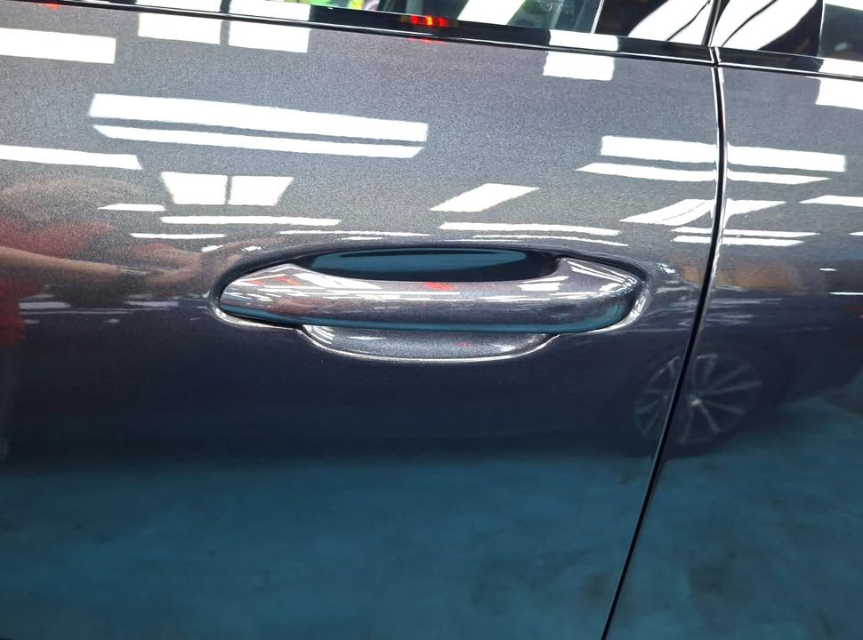 Door handle and dark grey door panel on the Macan.