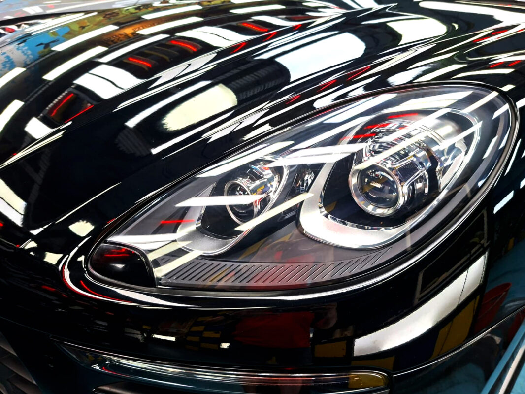 Glossy bodywork of the Porsche Macan after coating.