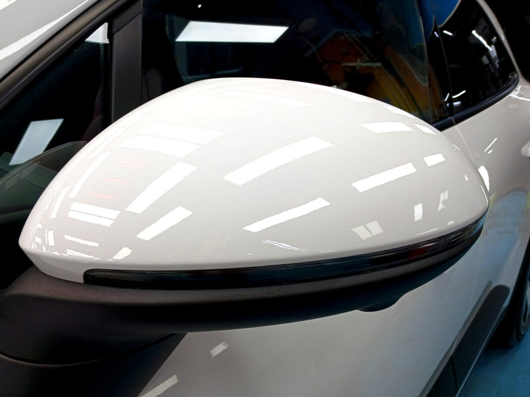 Detail of the body of the Macan with the titanium finish.