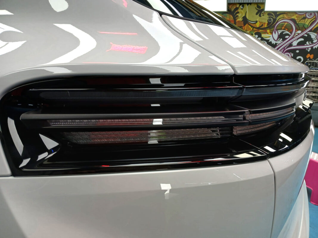 Side panel of the Porsche Macan with the deep gloss.