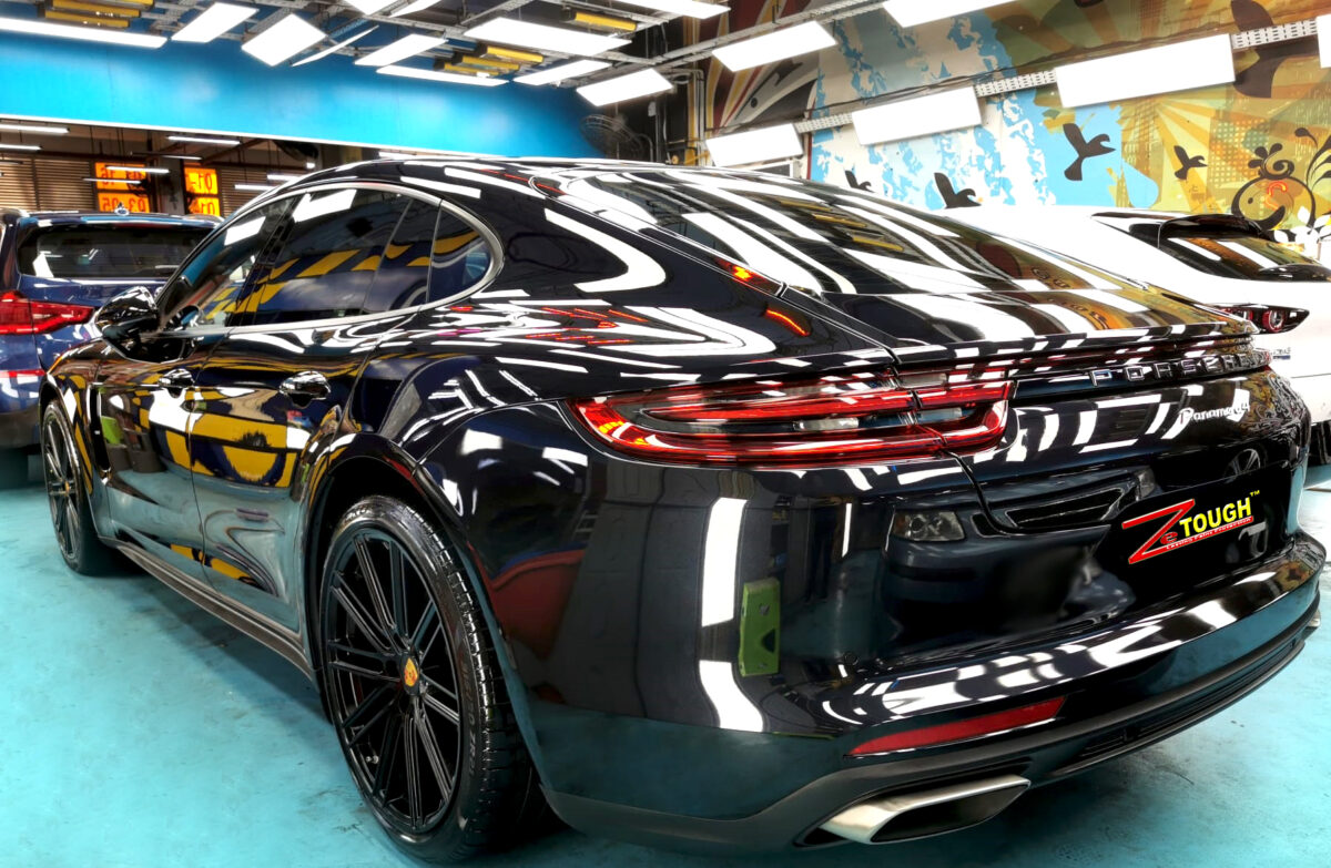 Side panel of the Porsche Panamera 4 with the deep gloss.