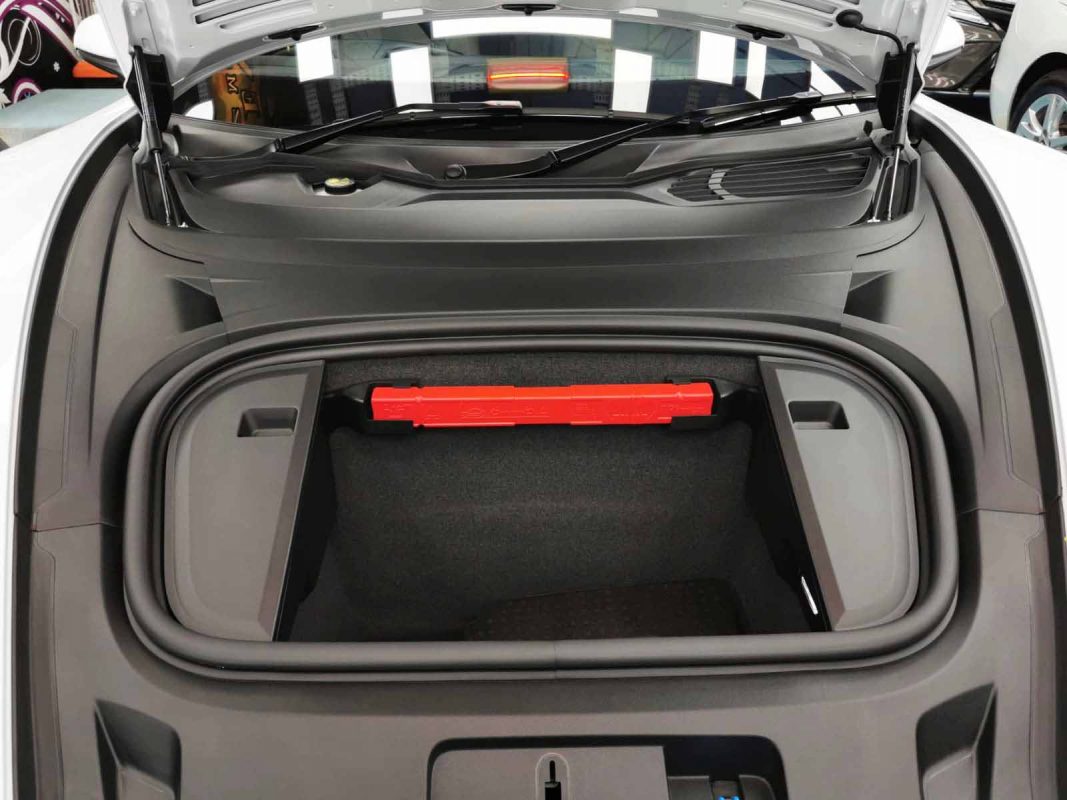 Detail of the Porsche Taycan's bodywork sealed with ZeTough Titanium.