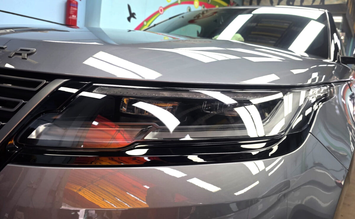 Glossy bodywork of the Range Rover Velar after coating.