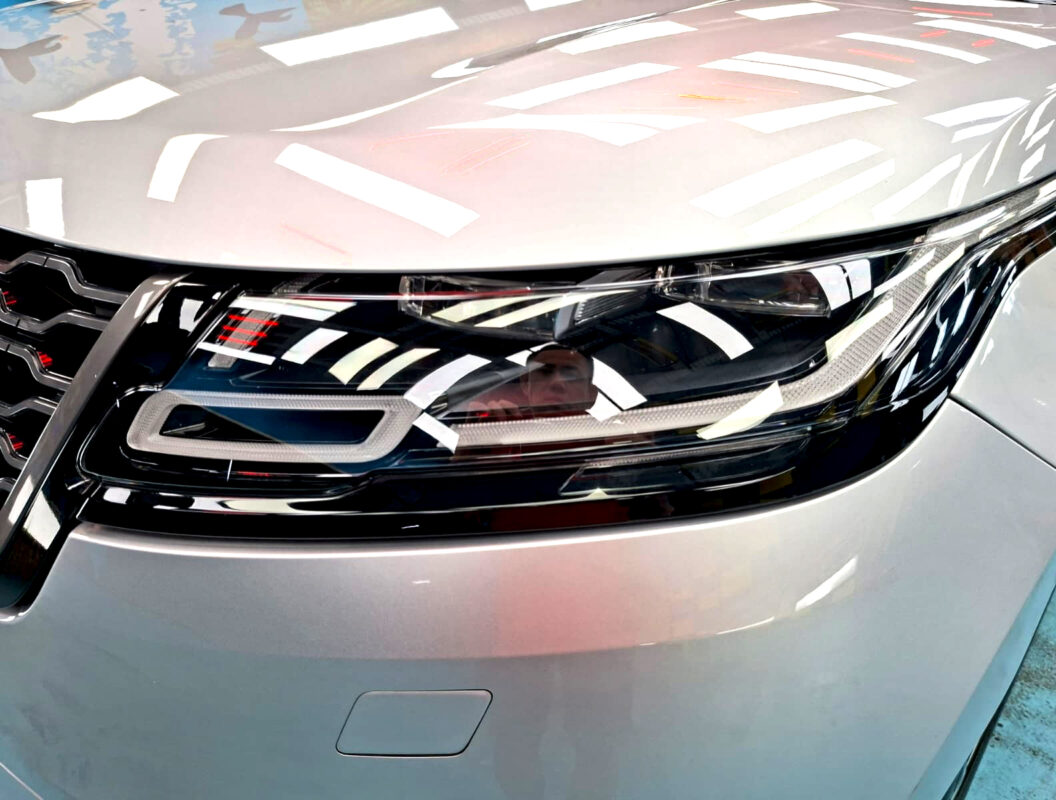 Glossy bodywork of the Range Rover Velar after coating.