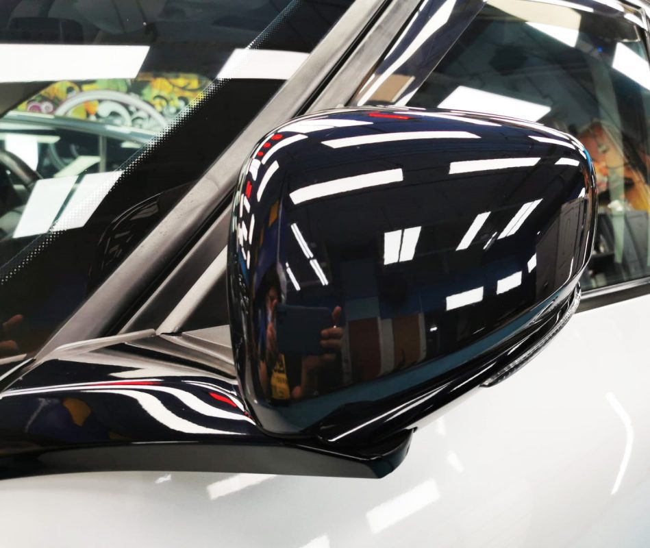 Side panel of the Renault Grand Scenic with the ceramic finish locked in.