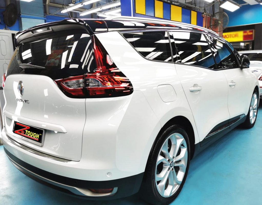 Rear quarter of the Renault Grand Scenic, glossy and protected.