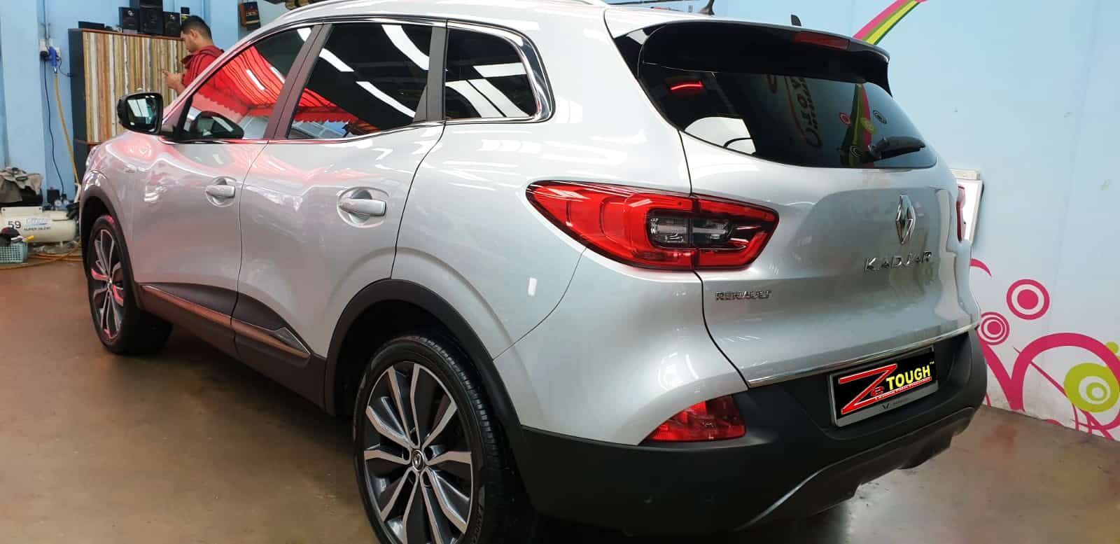 Front three-quarter view of the Renault Kadjar after coating.