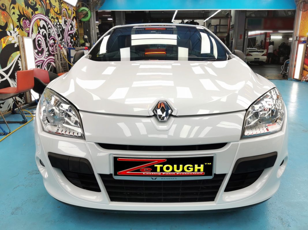 Glossy body panels on the Megane after the titanium coating.