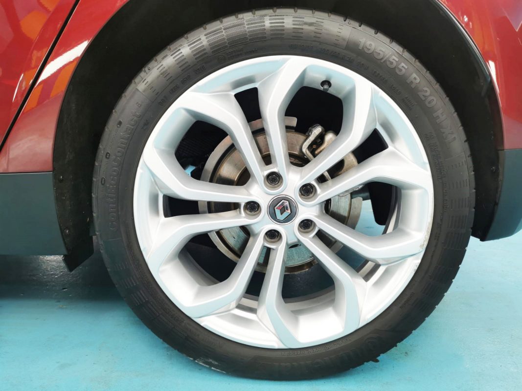 Detail of the Renault Scenic's bodywork sealed with ZeTough Ceramic.