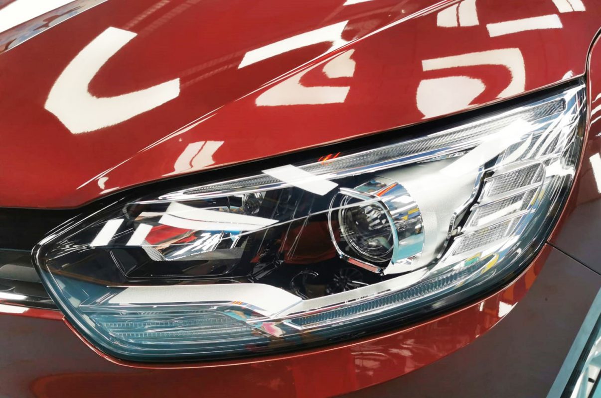 Rear quarter of the Renault Scenic, glossy and protected.