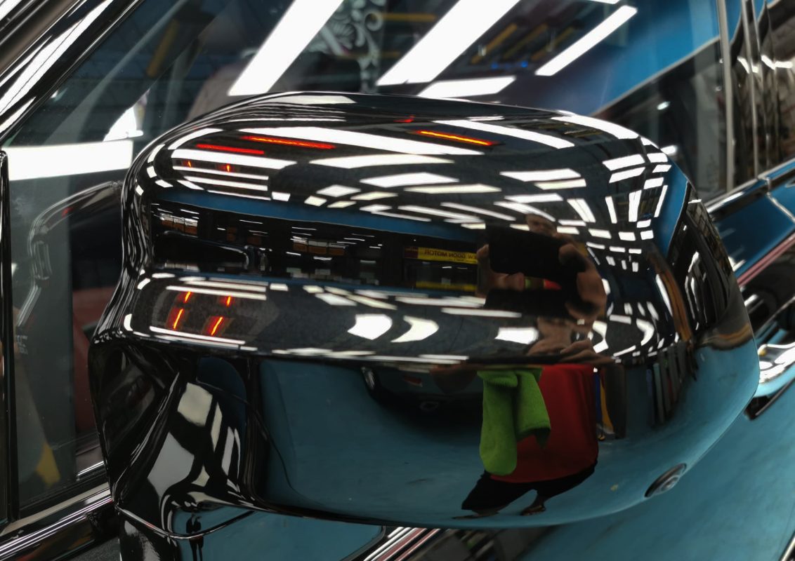 Side panel of the Rolls-Royce Cullinan with the titanium finish locked in.