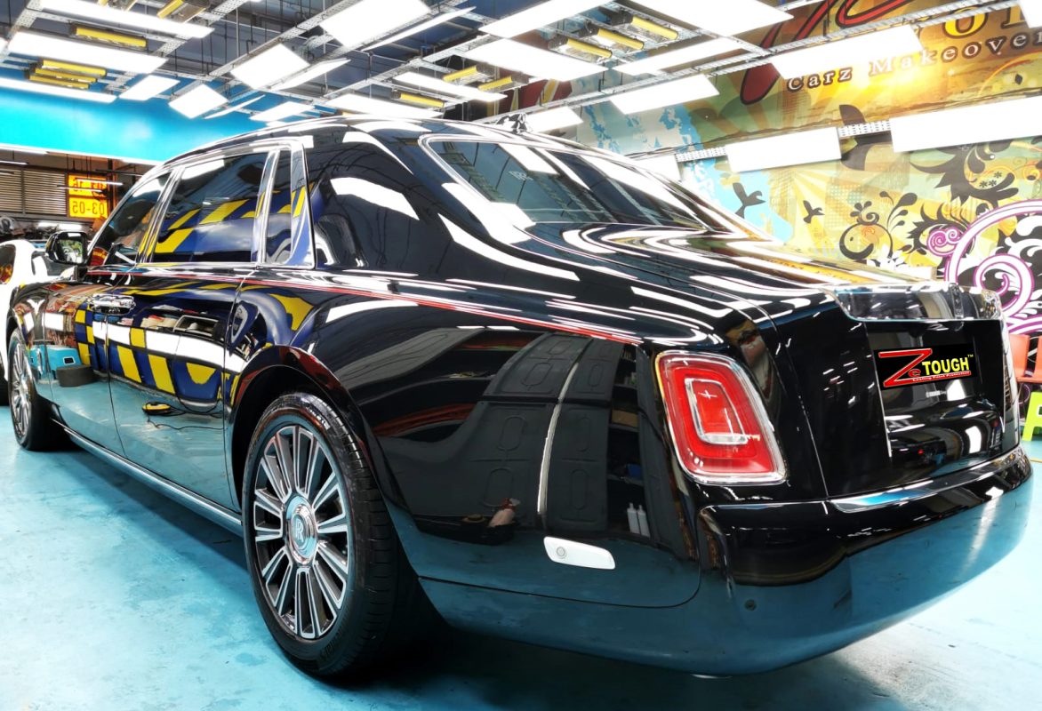 Side panel of the Rolls-Royce Phantom with the deep gloss.