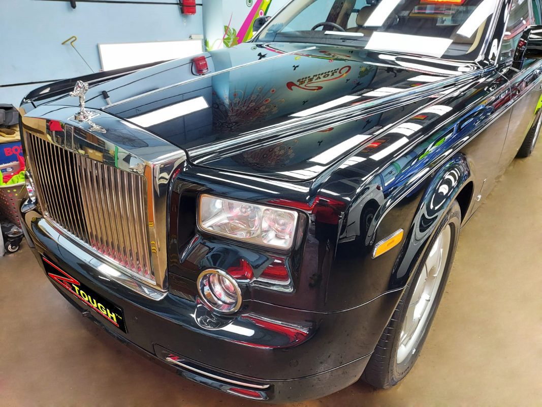 The Rolls-Royce Phantom from a side angle after the ceramic coating.