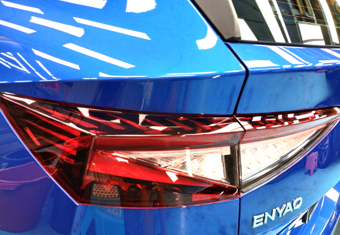 Side panel of the Skoda Enyaq with the deep gloss.