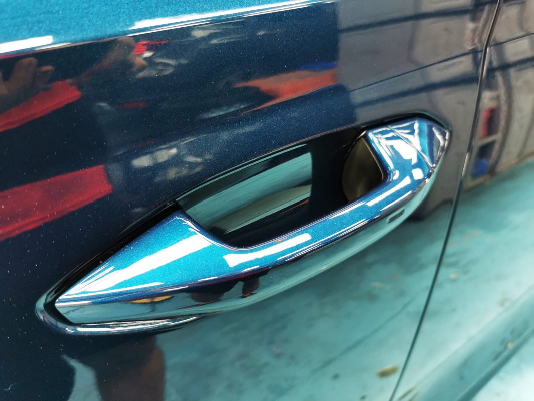 Front three-quarter view of the Skoda Octavia after coating.