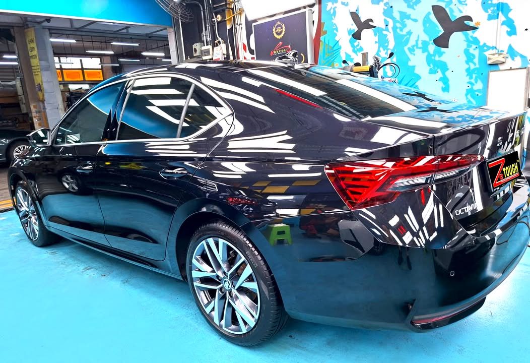 Rear three-quarter view of the black Skoda Octavia with a ZeTough plate.
