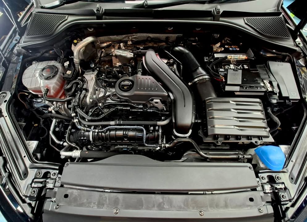 Clean engine bay of the Skoda Octavia.